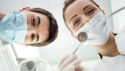 Deux dentistes lors d'une opération des dents de sagesse