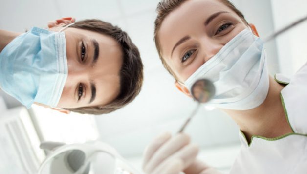 Deux dentistes lors d'une opération des dents de sagesse